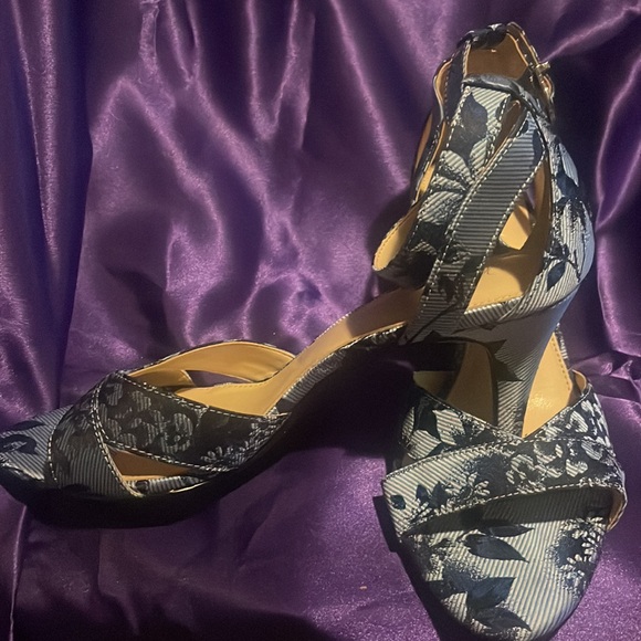 Heels - Picture 3 of 5